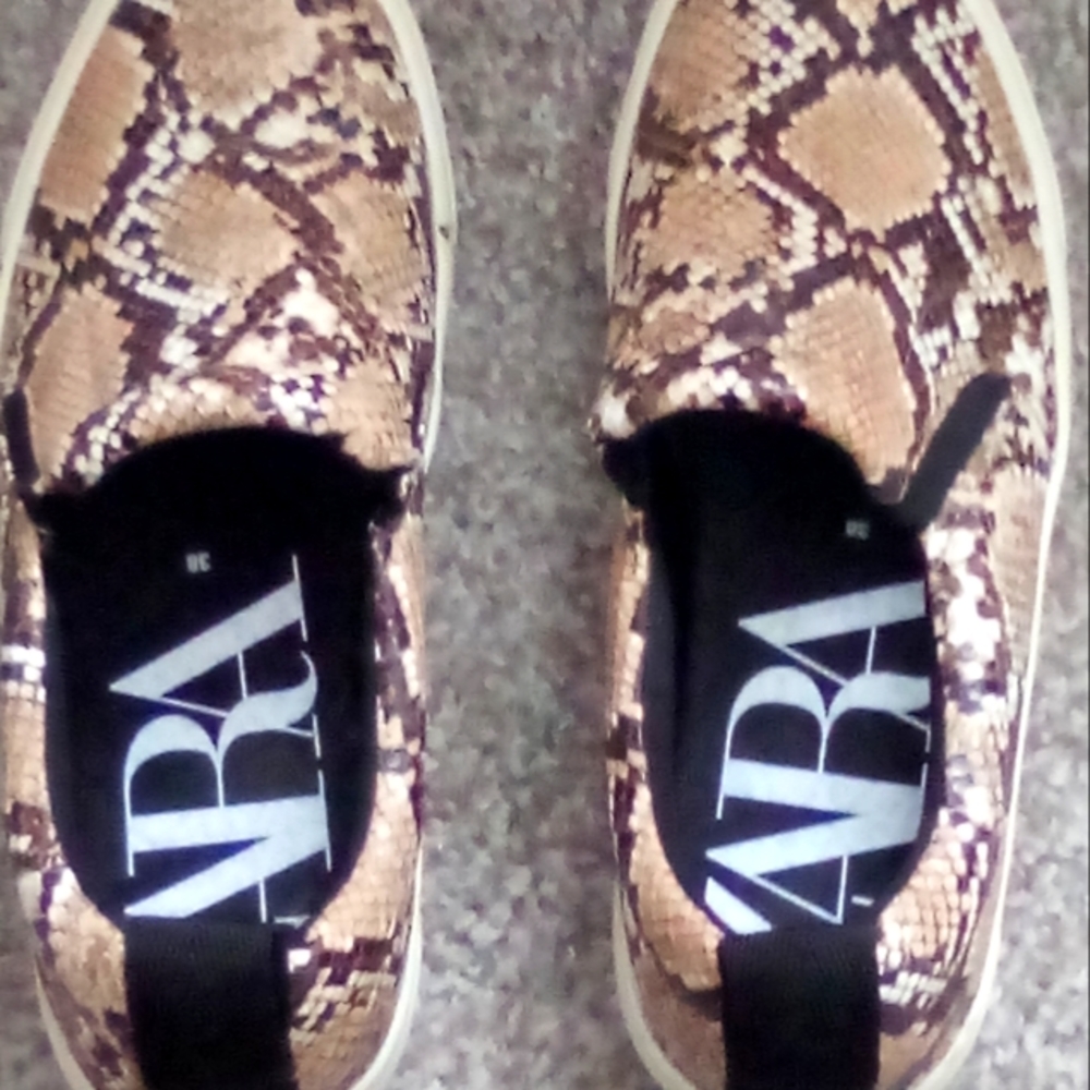 Zara Trafaluc size 38 Tan and Brown Snake skin pattern women's shoes